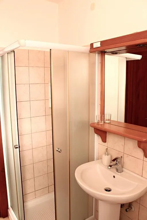 Private Rooms Nela Karigador Vendégház